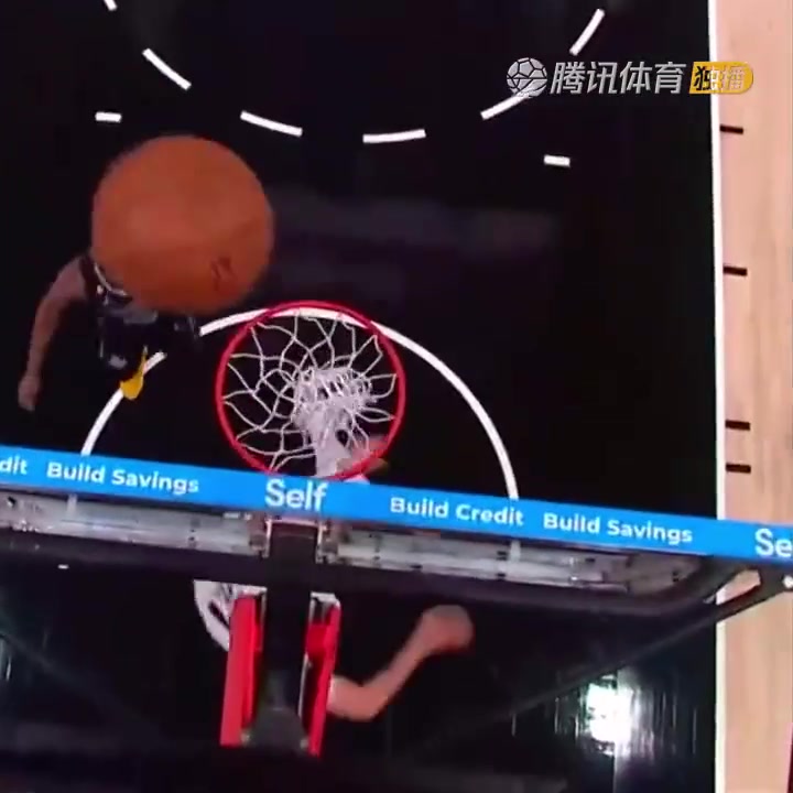 罕見一幕！努爾基奇拋投 球神奇停在籃板上沿 看呆凱爾登?。ㄅ瑺柣婕\）