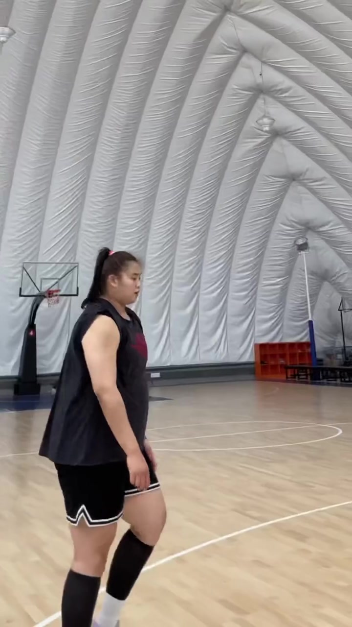 嚯，好魁梧！大寶貝劉禹彤背打你，你能頂住嗎？