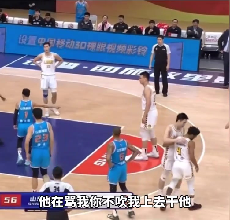 被庫克罵毛了？高詩巖對(duì)裁判說：他再罵我你不吹，我就上去干他！（高詩巖對(duì)新疆）